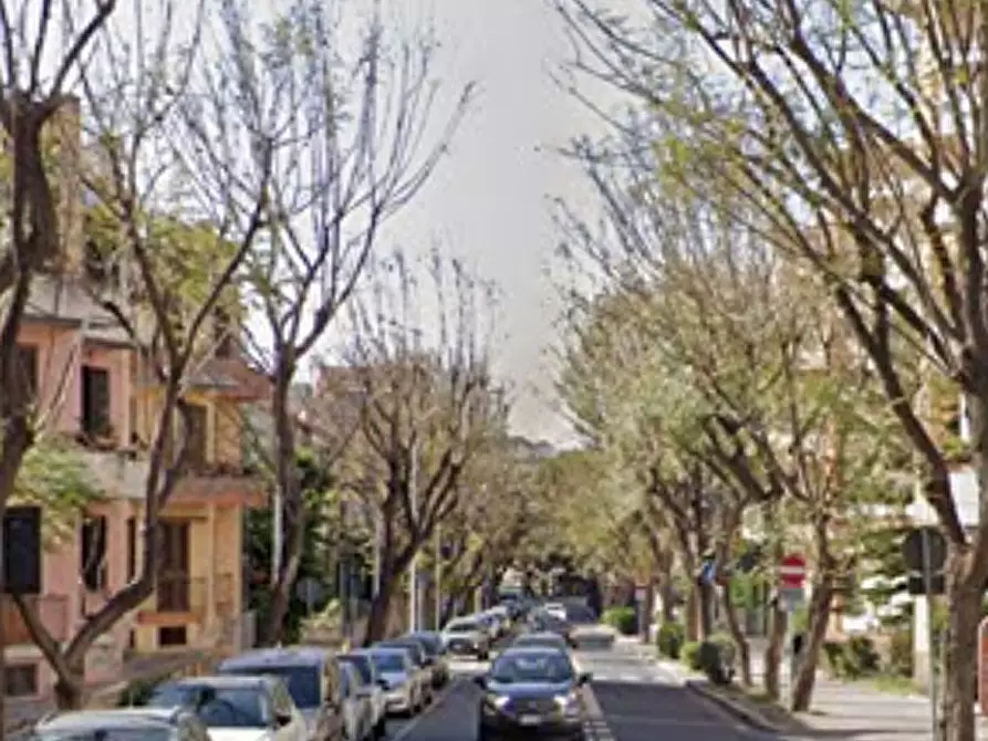 Immagine 10 di Negozio in vendita  in Via Enrico Pessina a Cagliari