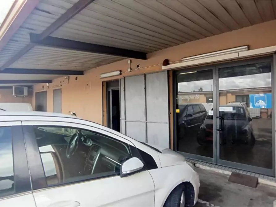 Immagine 8 di Negozio in vendita  in Viale Monastir a Cagliari
