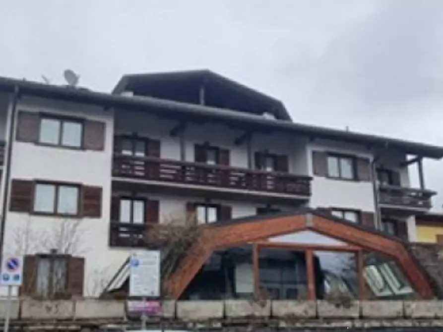 Immagine 2 di Hotel in vendita  in Via Silvio Pellico a Castione Della Presolana