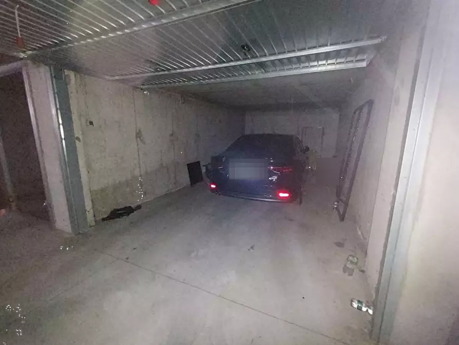 Immagine 1 di Garage in vendita  in Via Milano a Cassano D'adda