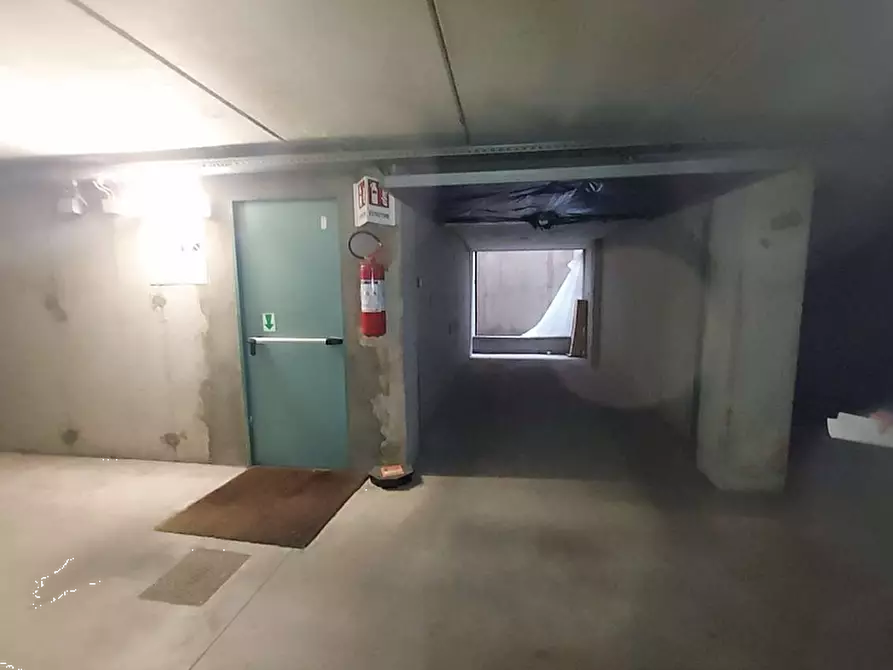 Immagine 2 di Garage in vendita  in Via Milano a Cassano D'adda