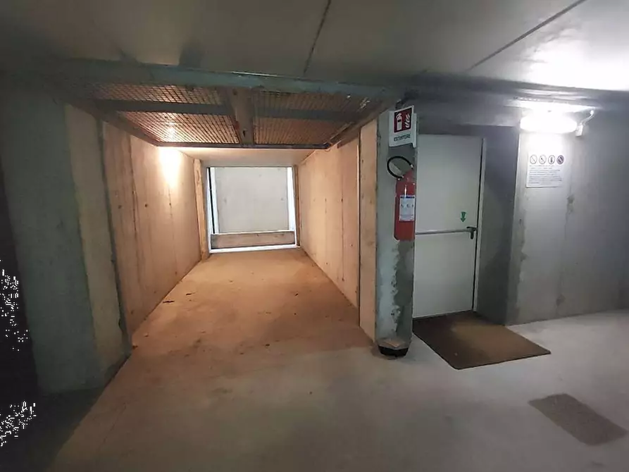 Immagine 2 di Garage in vendita  in Via Milano a Cassano D'adda