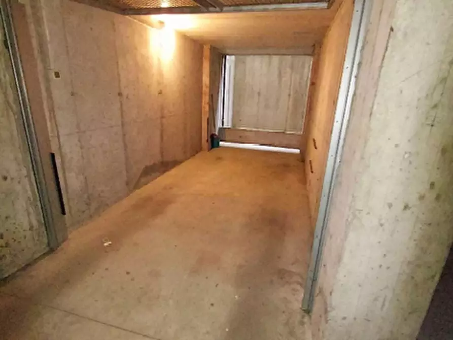 Immagine 1 di Garage in vendita  in Via Milano a Cassano D'adda