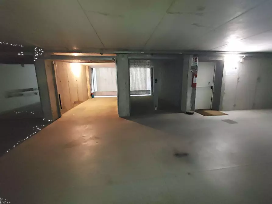 Immagine 2 di Garage in vendita  in Via Milano a Cassano D'adda