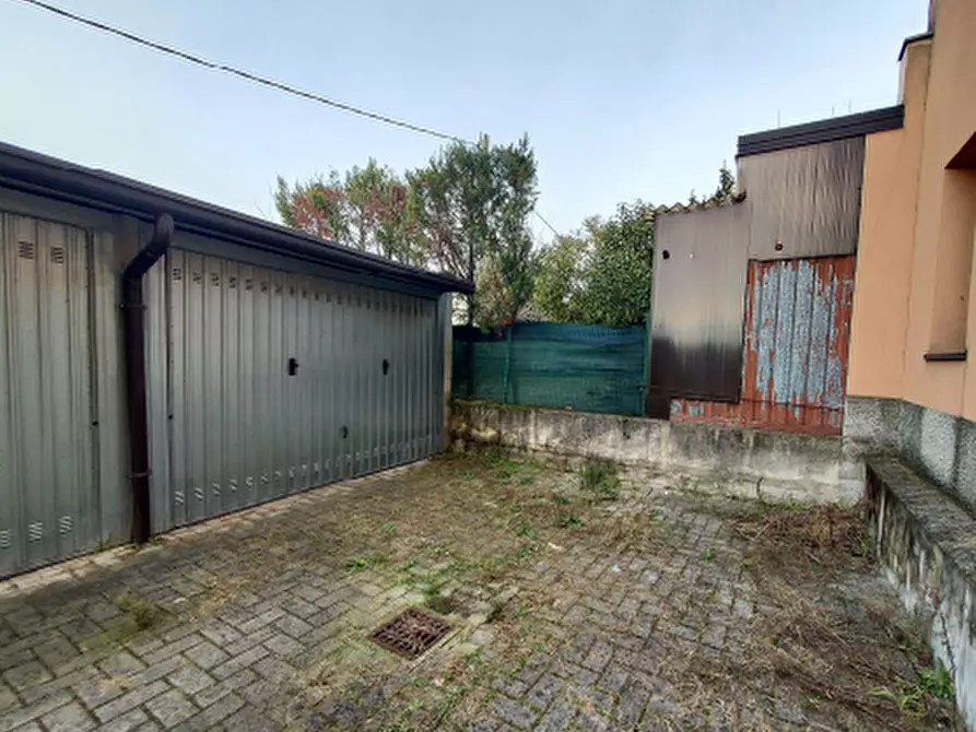 Immagine 2 di Garage in vendita  in Via Milano a Cassano D'adda