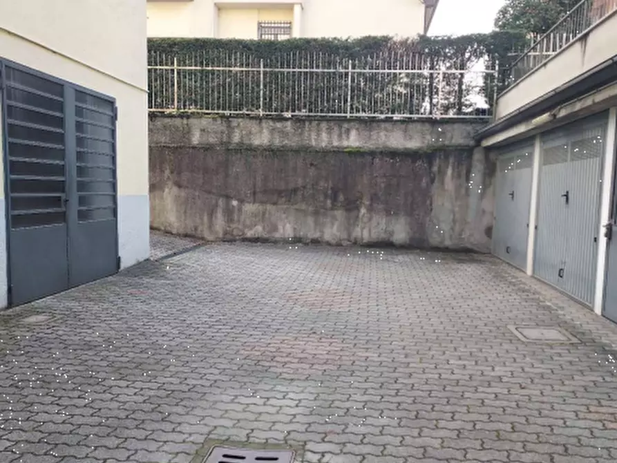 Immagine 2 di Garage in vendita  in Via Quintino di Vona a Cassano D'adda