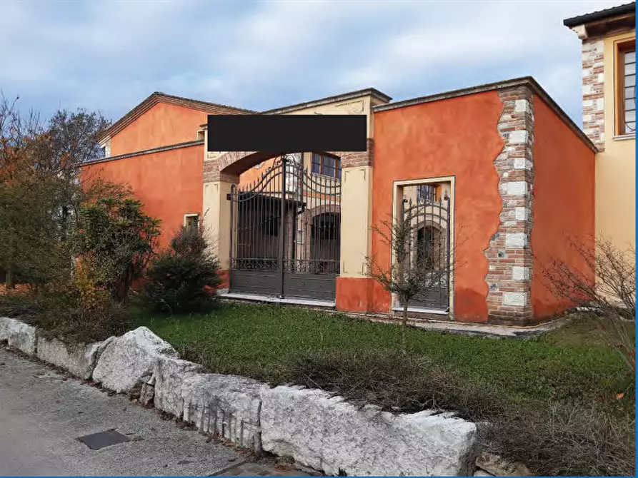 Immagine 1 di Negozio in vendita  in Via Postioma Dei Prai a Castelfranco Veneto