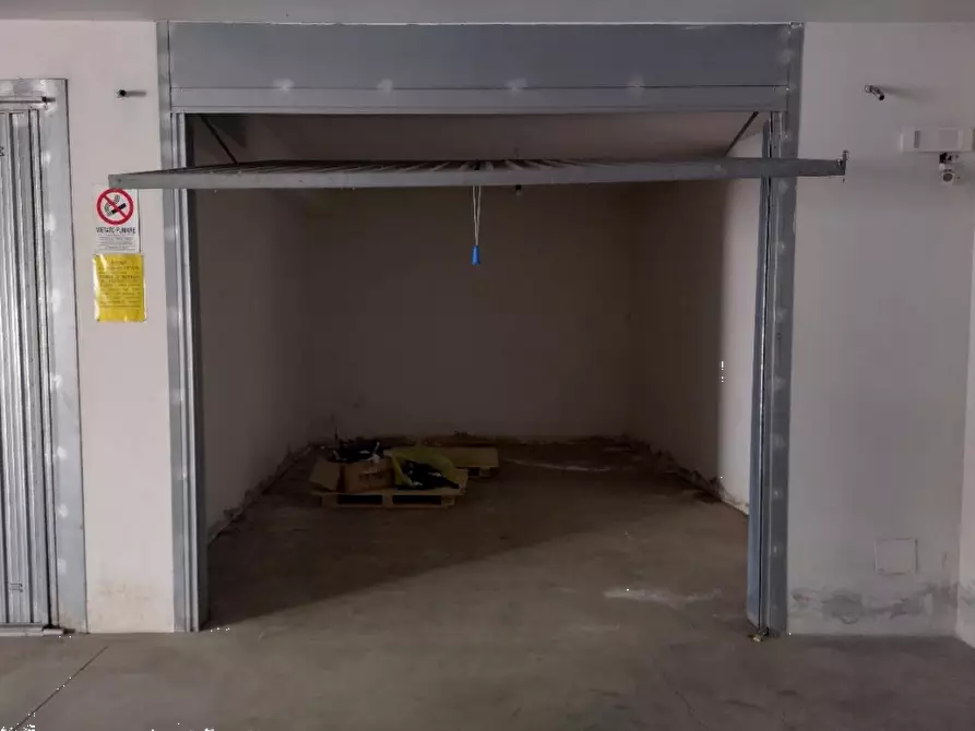 Immagine 8 di Negozio in vendita  in Via Compagna  a Benevento