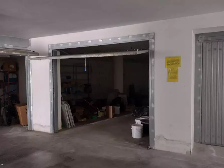 Immagine 9 di Negozio in vendita  in Via Compagna  a Benevento