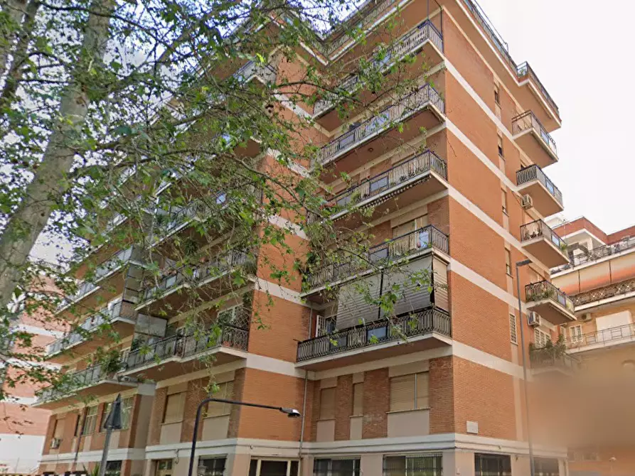 Immagine 3 di Appartamento in vendita  in Via Argentina Altobelli a Roma