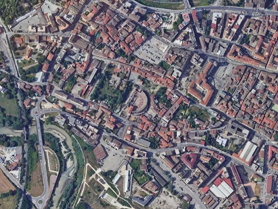 Immagine 10 di Negozio in vendita  in Via Torre della Catena a Benevento