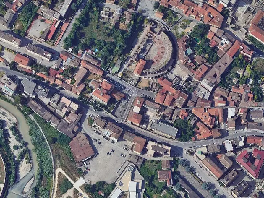 Immagine 11 di Negozio in vendita  in Via Torre della Catena a Benevento