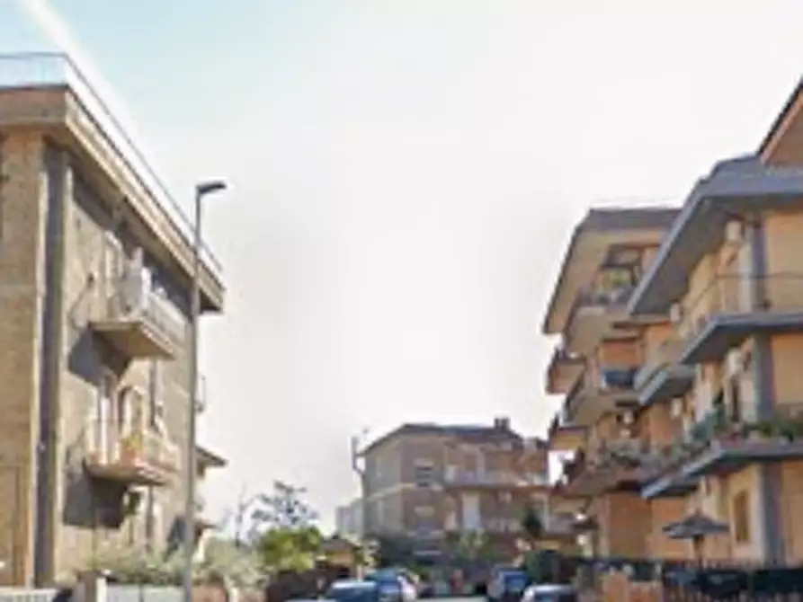 Immagine 8 di Appartamento in vendita  in Via dei Centauri a Roma