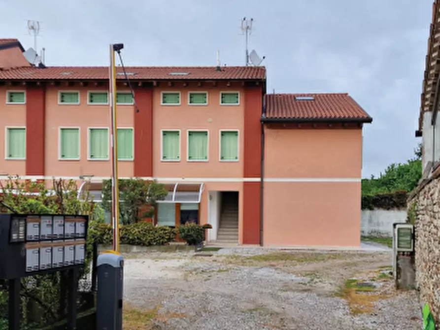 Immagine 2 di Stabile in vendita  in Via San Carlo a Volpago Del Montello