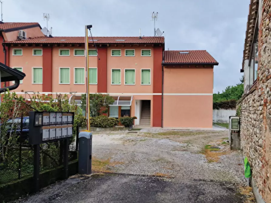 Immagine 3 di Stabile in vendita  in Via San Carlo a Volpago Del Montello
