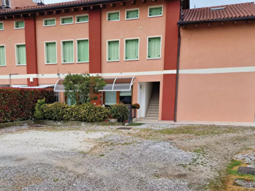 Immagine 4 di Stabile in vendita  in Via San Carlo a Volpago Del Montello