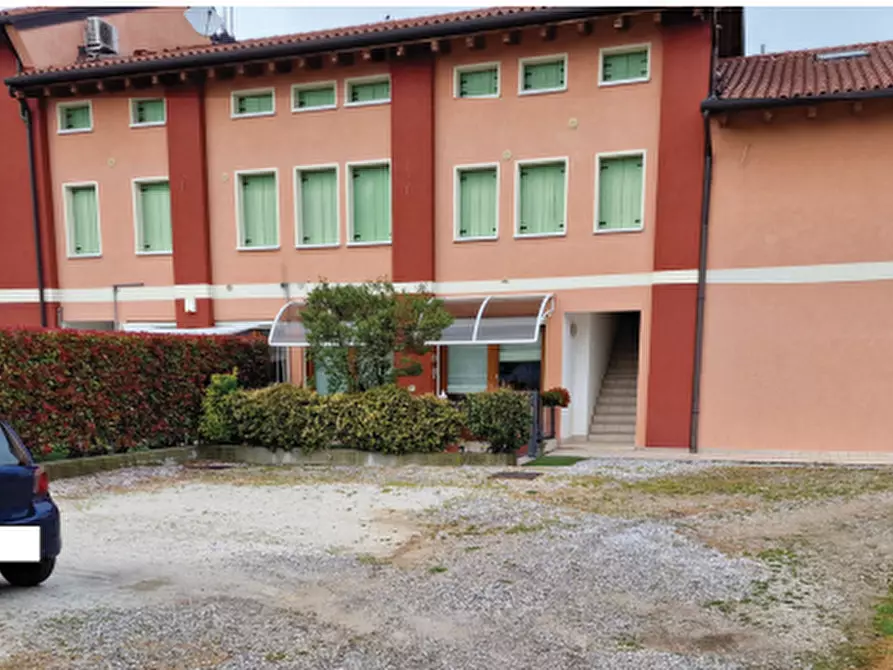 Immagine 5 di Stabile in vendita  in Via San Carlo a Volpago Del Montello