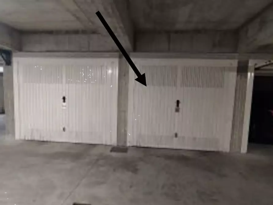 Immagine 4 di Garage in vendita  in Via Montevideo a Milano