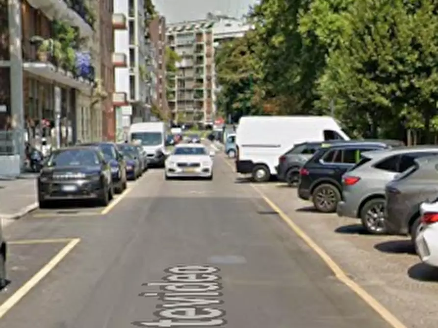 Immagine 5 di Garage in vendita  in Via Montevideo a Milano
