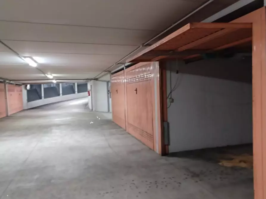 Immagine 1 di Garage in vendita  in Via Grazia Deledda  a Milano