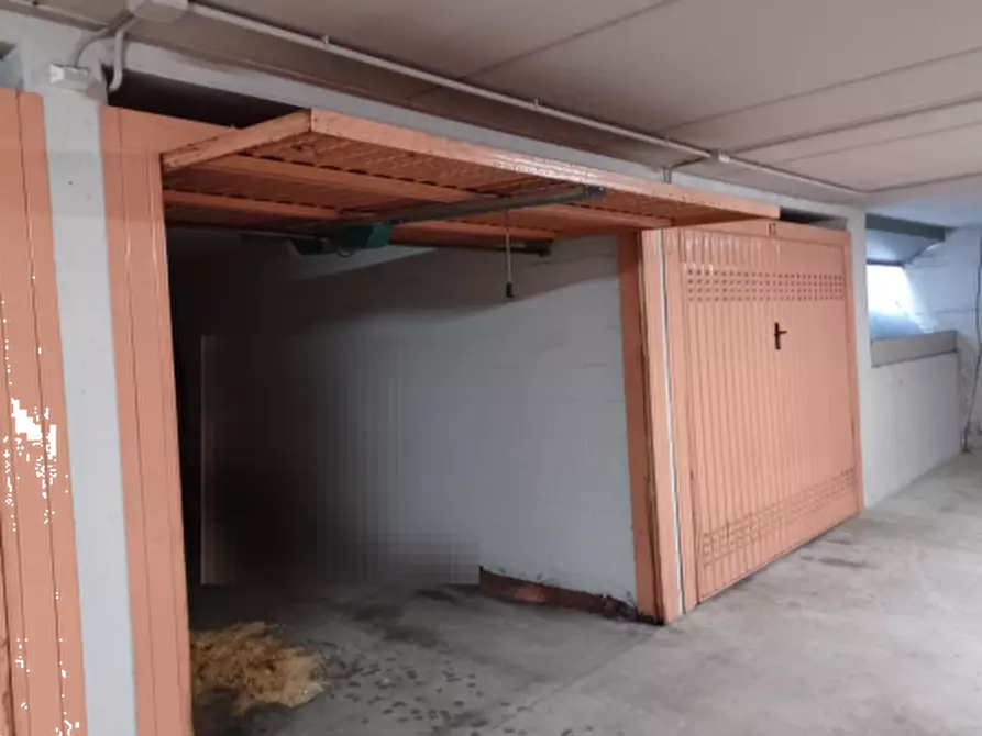 Immagine 2 di Garage in vendita  in Via Grazia Deledda  a Milano
