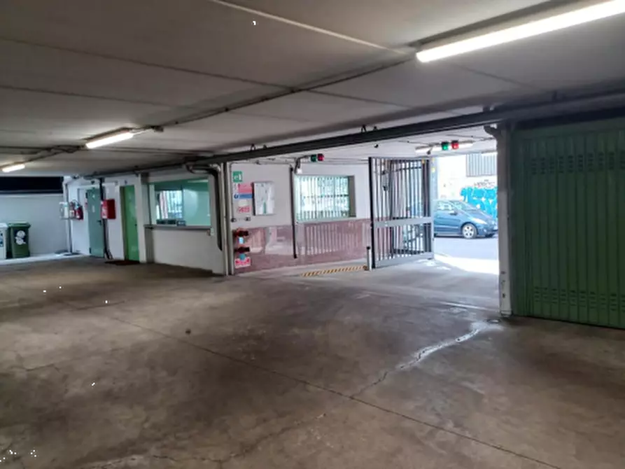 Immagine 3 di Garage in vendita  in Via Grazia Deledda  a Milano