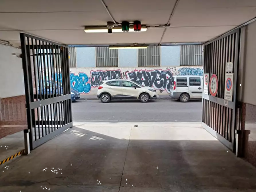 Immagine 4 di Garage in vendita  in Via Grazia Deledda  a Milano