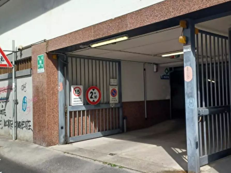 Immagine 5 di Garage in vendita  in Via Grazia Deledda  a Milano