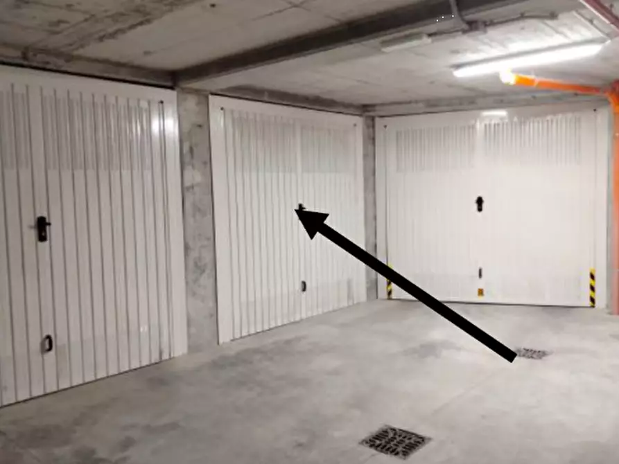 Immagine 1 di Garage in vendita  in Via Montevideo a Milano