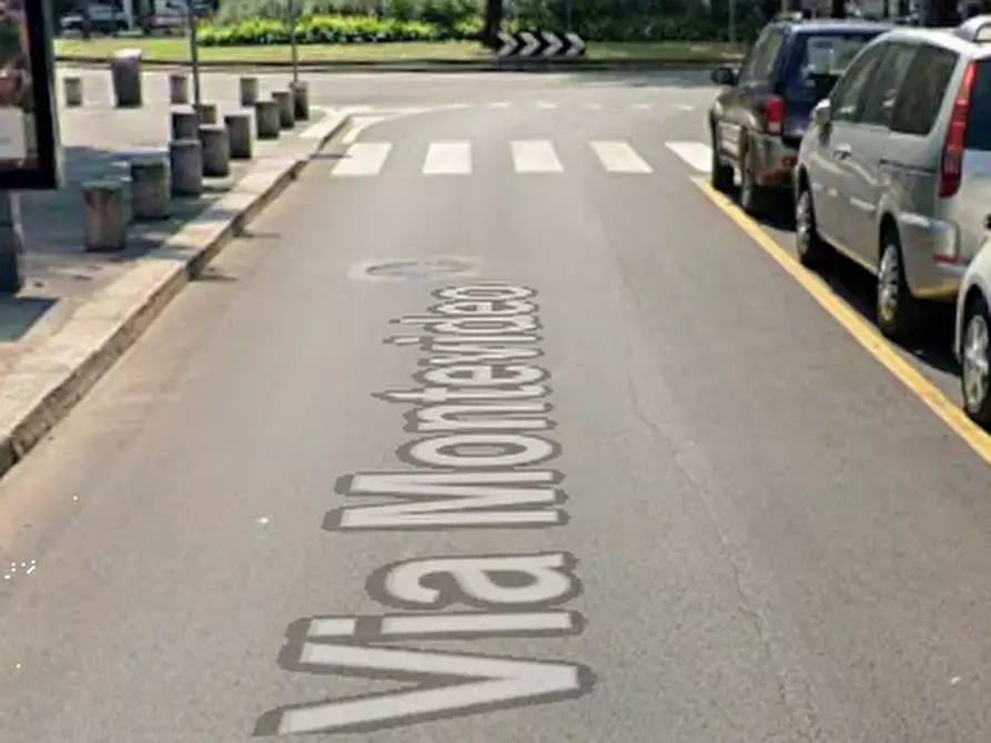 Immagine 2 di Garage in vendita  in Via Montevideo a Milano