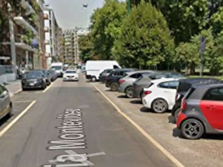 Immagine 3 di Garage in vendita  in Via Montevideo a Milano
