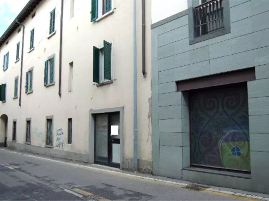 Immagine 1 di Negozio in vendita  in Via Monsignore Guglielmo Carozzi a Seriate