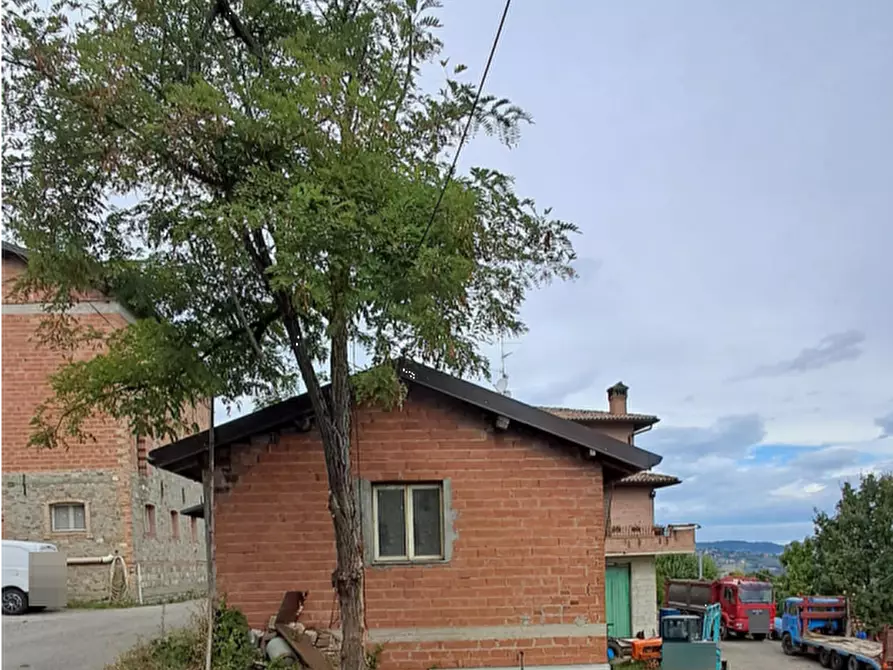 Immagine 2 di Garage in vendita  in Via Corciolano a Baiso