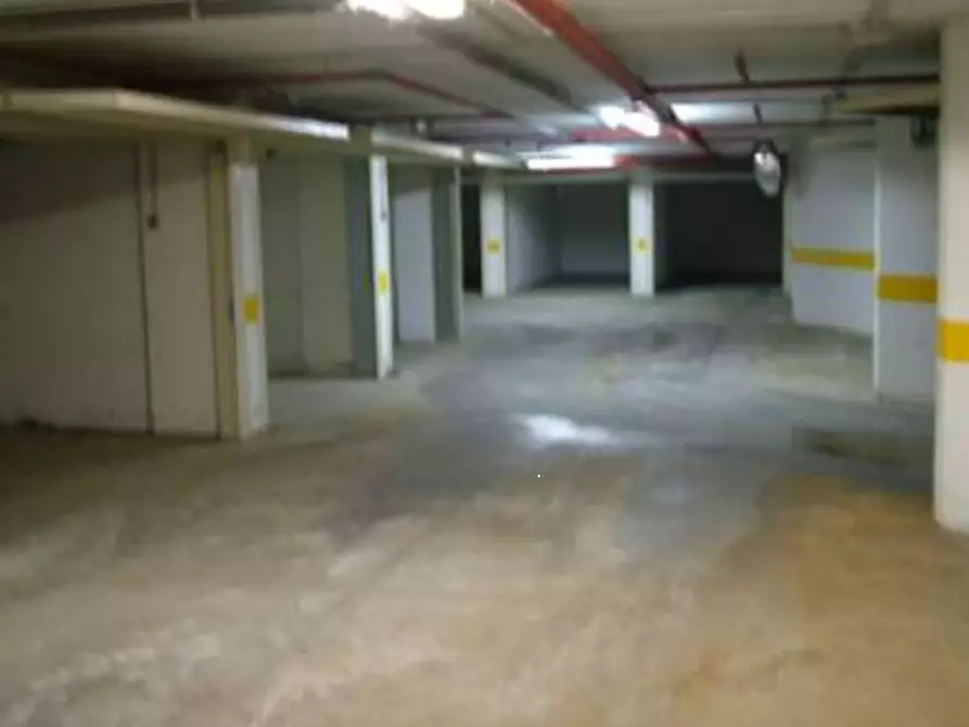 Immagine 1 di Garage in vendita  in Via Molinazzo a Milano