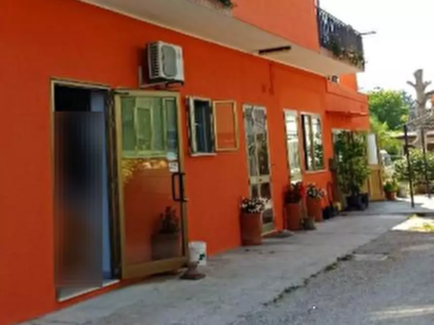 Immagine 3 di Negozio in vendita  in via Volta a Campagna Lupia