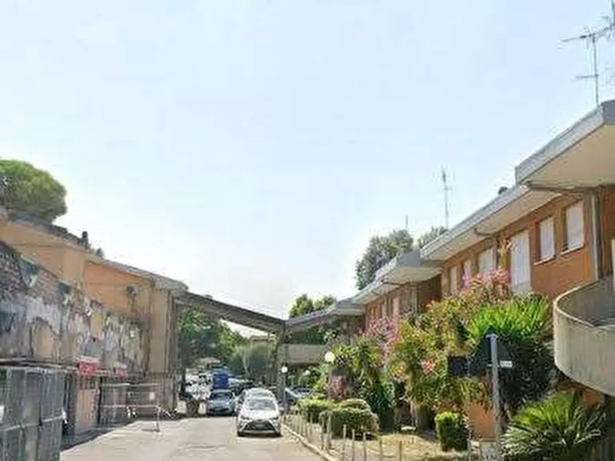 Immagine 3 di Appartamento in vendita  in Via Anton Giulio Bragaglia a Roma