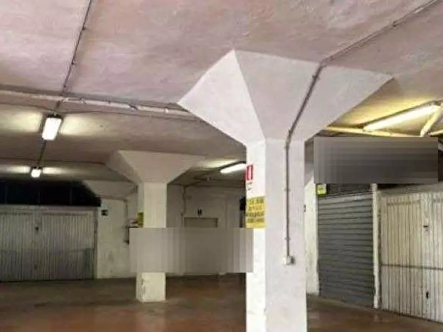Immagine 3 di Garage in vendita  in Via Assisi a Roma