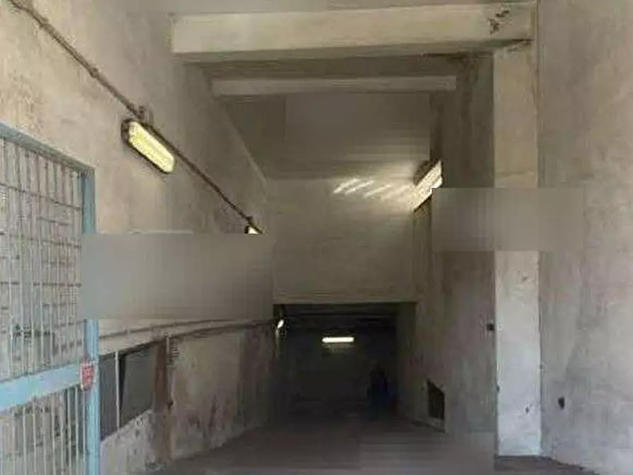 Immagine 4 di Garage in vendita  in Via Assisi a Roma
