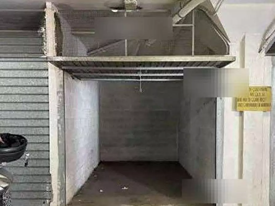 Immagine 1 di Garage in vendita  in Via Assisi a Roma