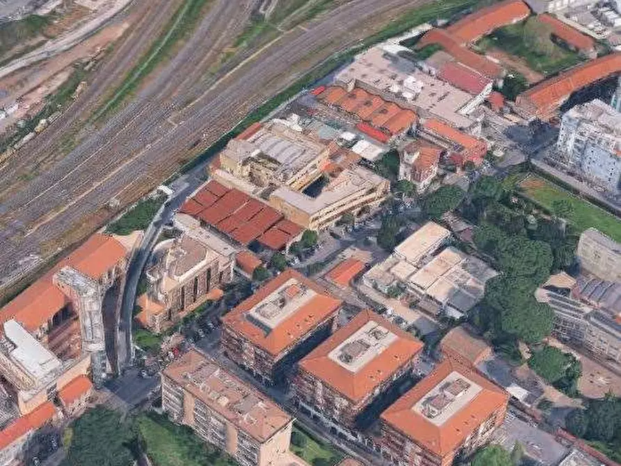 Immagine 8 di Garage in vendita  in Via Assisi a Roma