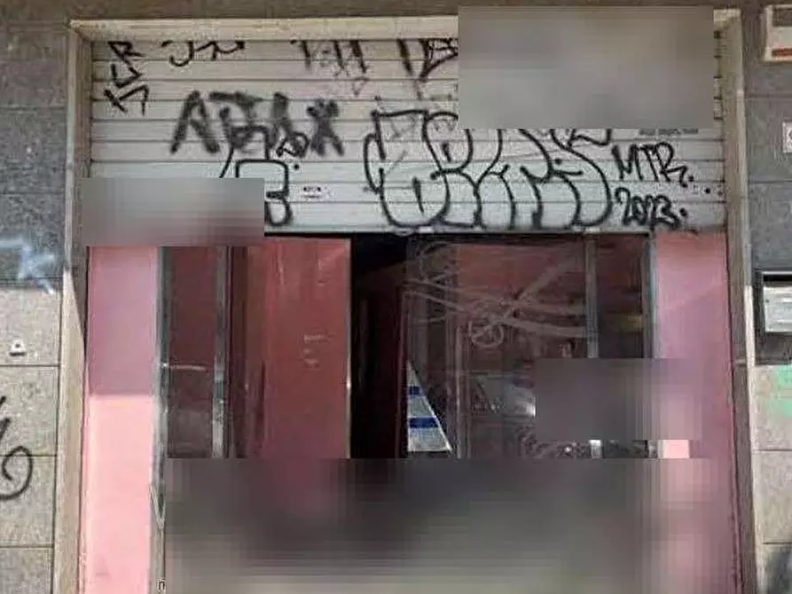 Immagine 2 di Negozio in vendita  in Via Assisi a Roma