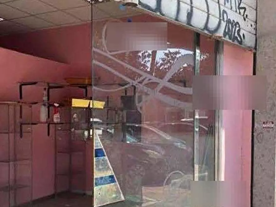 Immagine 3 di Negozio in vendita  in Via Assisi a Roma