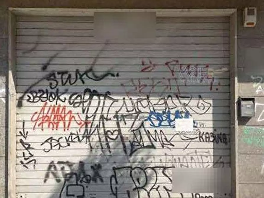 Immagine 1 di Negozio in vendita  in Via Assisi a Roma