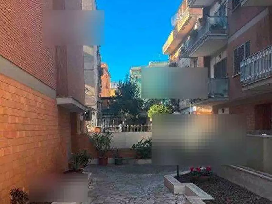 Immagine 4 di Appartamento in vendita  in Via dell'Airone a Roma