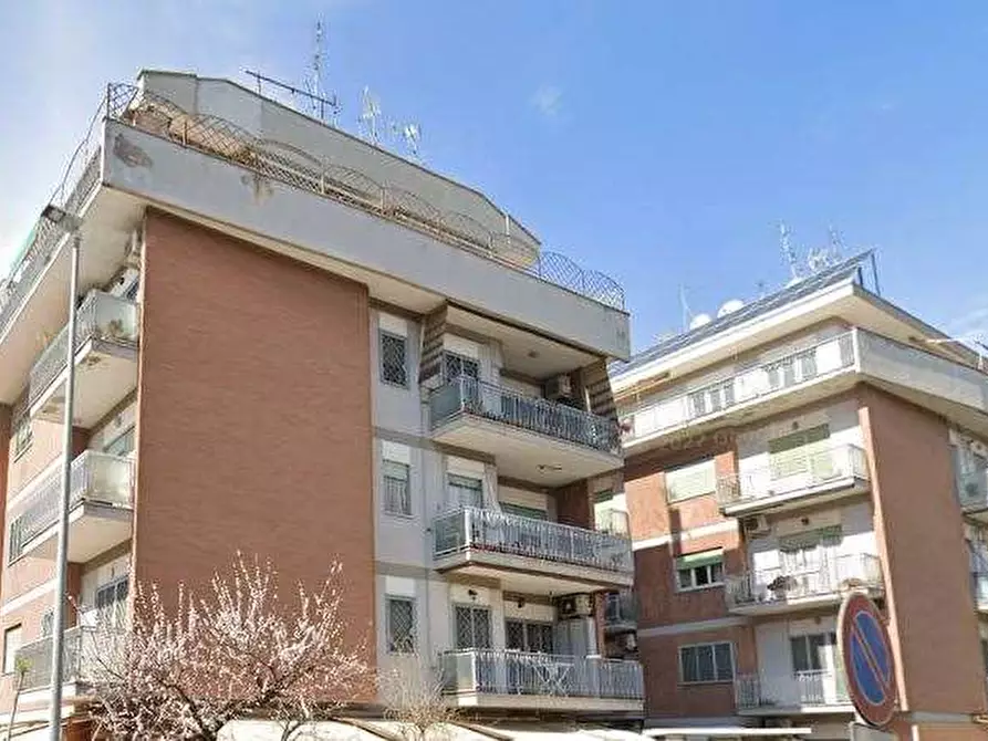 Immagine 5 di Appartamento in vendita  in Via dell'Airone a Roma