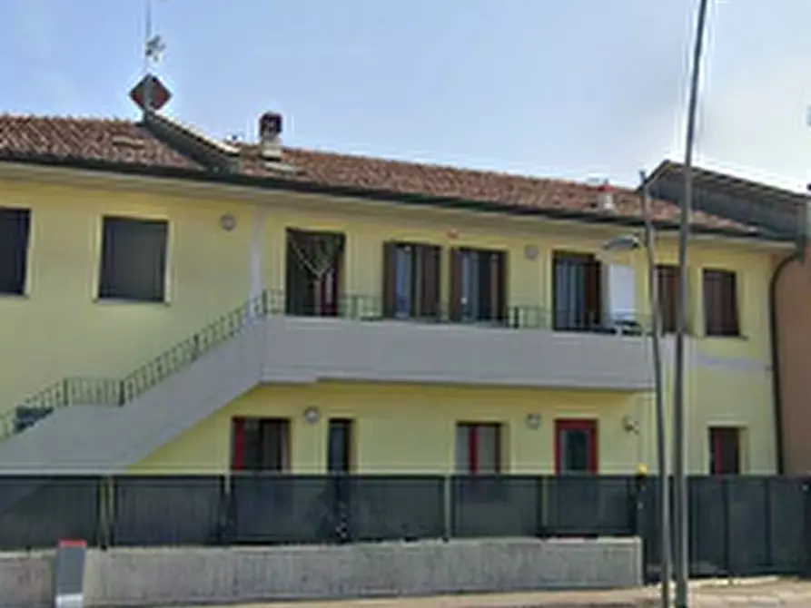 Immagine 2 di Stabile in vendita  in Viale Lombardia a Romano Di Lombardia