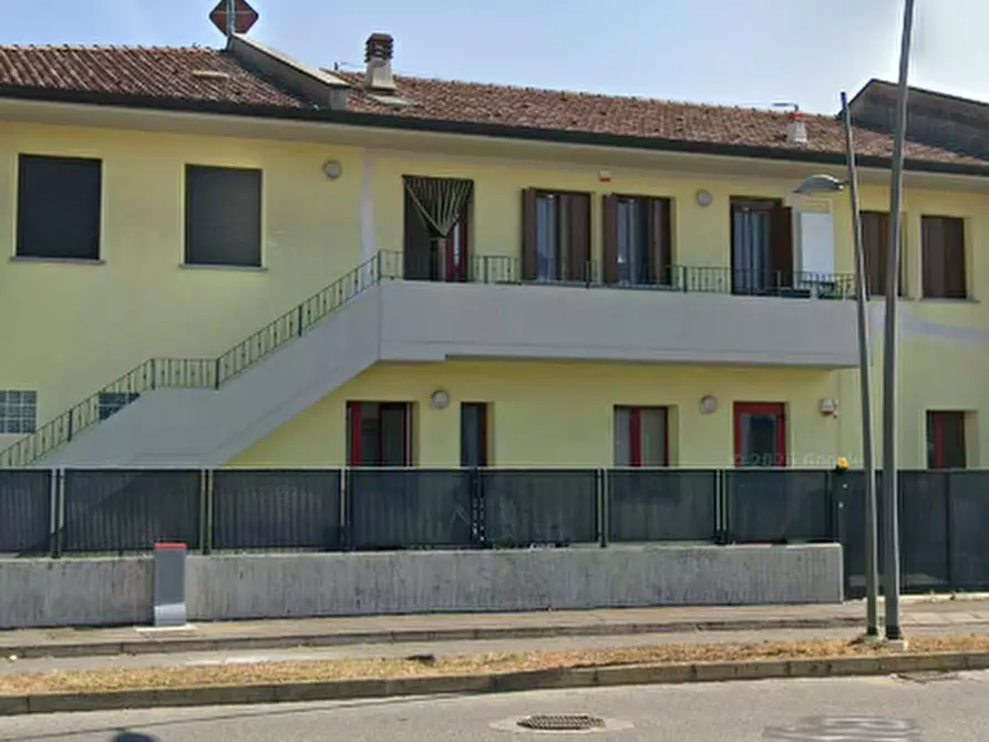Immagine 3 di Stabile in vendita  in Viale Lombardia a Romano Di Lombardia