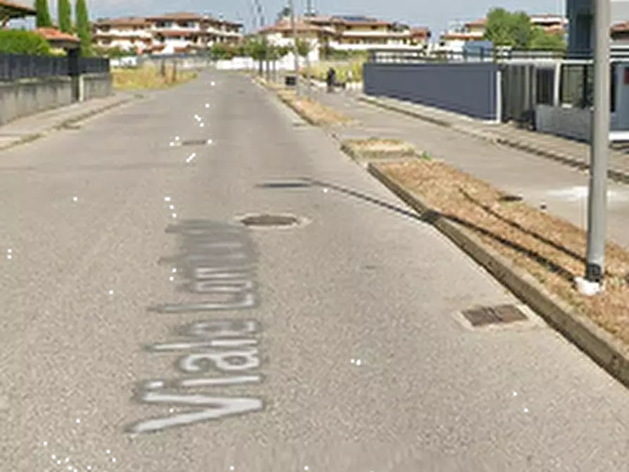 Immagine 7 di Stabile in vendita  in Viale Lombardia a Romano Di Lombardia