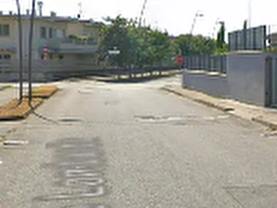 Immagine 8 di Stabile in vendita  in Viale Lombardia a Romano Di Lombardia