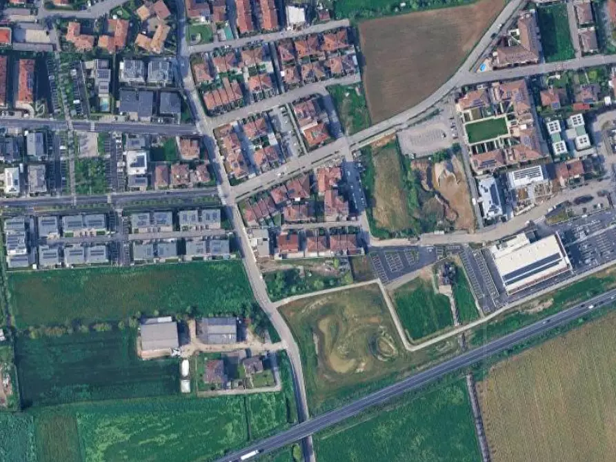 Immagine 14 di Stabile in vendita  in Viale Lombardia a Romano Di Lombardia